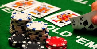 Dealer profesional di meja live casino astatoto