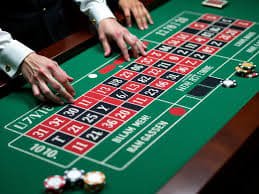 Antarmuka meja poker langsung di astatoto dengan dealer dan pemain di layar